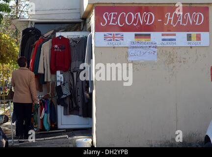 Pitesti, Rumänien. 21. Oktober 2013. Eine Frau sieht Thourhg eine zweite Hand speichern in Pitesti, Rumänien, 21. Oktober 2013. Foto: JENS KALAENE/Dpa/Alamy Live News Stockfoto