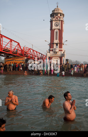 Männer beten Ganga Fluß Ganges Haridwar Uttarakhand Indien Asien Stockfoto