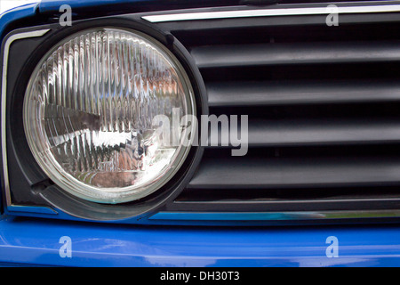 Nahaufnahme eines alten blauen KFZ Scheinwerfer und Kühlergrill Stockfoto