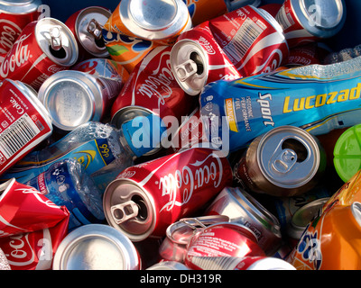 Softdrink Dosen und Flaschen bereit für Recycling, UK Stockfoto