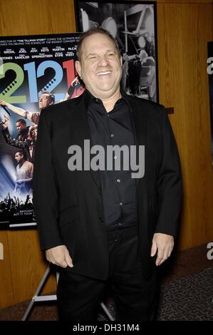 Los Angeles, CA, USA. 29. Oktober 2013. Harvey Weinstein im Ankunftsbereich für 12.12.12 Premiere, Directors Guild of America (DGA) Theater, Los Angeles, CA 29. Oktober 2013. © Michael Germana/Everett Collection/Alamy Live-Nachrichten Stockfoto