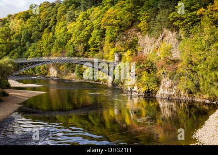 TELFORDS BRÜCKE ÜBER DEN RIVER SPEY IM HERBST ZWISCHEN DEN STÄDTEN VON CRAIGELLACHIE UND ABERLOUR SCHOTTLAND Stockfoto