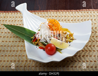 Salat aus gerösteten Auberginen, Pilze Stockfoto