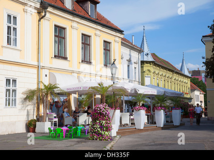 Straßencafés in Wiener Platz, Györ, West-Transdanubien, Ungarn Stockfoto