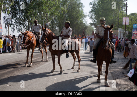 berittene Polizei Sicherheitsleuten auf Pferden Haridwar Uttarakhand Indien Asien Stockfoto