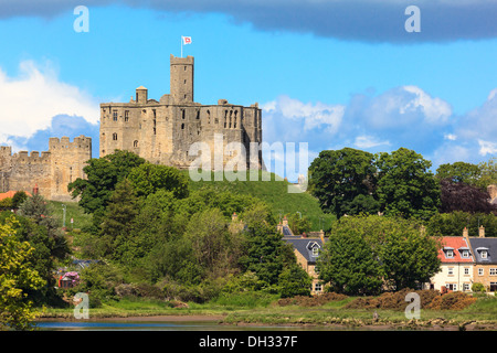 Die Altstadt und das Schloss in Warkworth am Fluß Coquet, Northumberland, Großbritannien Stockfoto