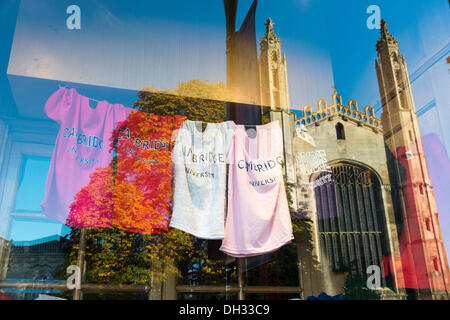 Cambridge, UK. 30. Oktober 2013. Kings College Chapel in frühen Morgensonne spiegelt sich in Kleidung Schaufenster Universität Cambridge UK 30. Oktober 2013. Nach einer kalten Nacht mit einem der ersten Fröste des Jahres sonnt sich Cambridge in herrliche Herbstsonne.  Kredit-Julian Eales / Alamy Live News Stockfoto