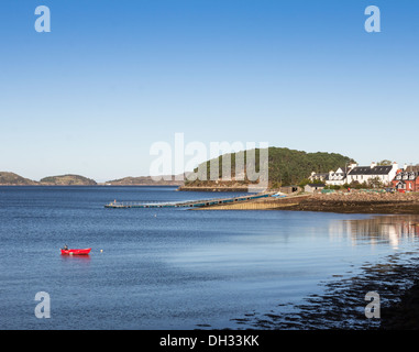 WESTKÜSTE SCHOTTLANDS EIN KLEINES DORF AM LOCH TORRIDON MIT EINEM ROTEN BOOT Stockfoto