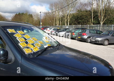 Ein falsch geparktes Auto mit mehreren Parktickets Stockfoto