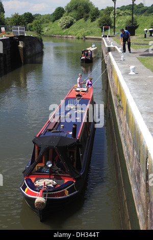 Ein Schleusenwärter helfen Segler Saltersford sperrt Nr. 3 auf dem Fluss Weaver in Barnton, Cheshire Stockfoto