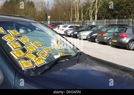 Ein falsch geparktes Auto mit mehreren Parktickets Stockfoto