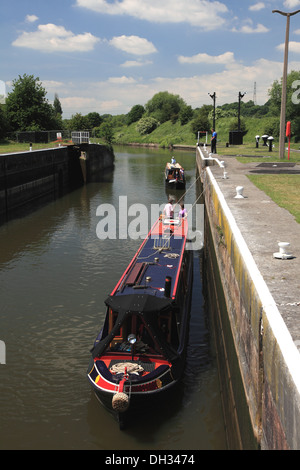 Ein Schleusenwärter helfen Segler Saltersford sperrt Nr. 3 auf dem Fluss Weaver in Barnton, Cheshire Stockfoto