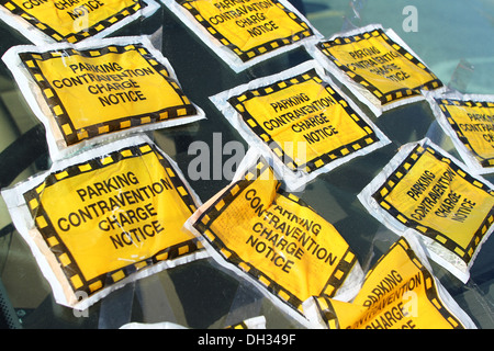 Ein falsch geparktes Auto mit mehreren Parktickets Stockfoto