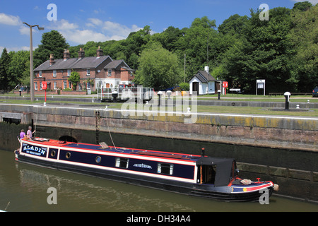 Ein Schleusenwärter helfen Segler Saltersford sperrt Nr. 3 auf dem Fluss Weaver in Barnton, Cheshire Stockfoto