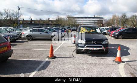 Ein falsch geparktes Auto mit mehreren Parktickets Stockfoto