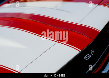 Die Haube von einem roten Chevy Super Sport Camaro mit weißen Rennstreifen. Stockfoto