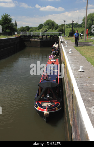 Ein Schleusenwärter helfen Segler Saltersford sperrt Nr. 3 auf dem Fluss Weaver in Barnton, Cheshire Stockfoto