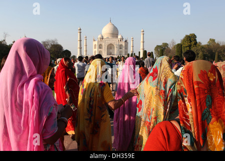 Gruppe von indischen Frauen vor dem Taj Mahal, Agra, Uttar Pradesh, Indien, Asien Stockfoto