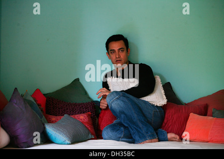 Indische Bollywood Hindi film Schauspieler Aamir Khan sitzt auf einem Sofa Indien Asien Stockfoto