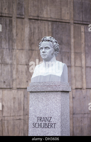 Skulptur zeigt Komponist Franz Schubert vor Konzerthaus Liederhalle, Stuttgart, Baden-Württemberg, Deutschland, Europa Stockfoto