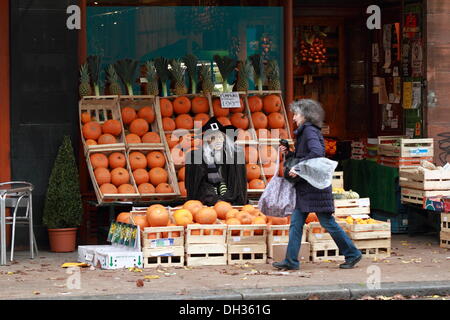 Kelvinbridge, Glasgow, Schottland, Großbritannien. 30. Oktober 2013 Kürbisse zu verkaufen! Fordern Sie gleich Ihren Wohnsitz Hexe assistance'Roots & Früchte Obst & Veg auf Great Western Road (A82), Kelvinbridge, Glasgow, Schottland, UK Paul Stewart/Alamy Live News speichern Stockfoto