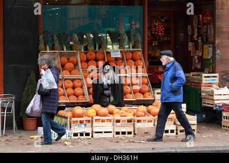 Kelvinbridge, Glasgow, Schottland, Großbritannien. 30. Oktober 2013 Kürbisse zu verkaufen! Fordern Sie gleich Ihren Wohnsitz Hexe assistance'Roots & Früchte Obst & Veg auf Great Western Road (A82), Kelvinbridge, Glasgow, Schottland, UK Paul Stewart/Alamy Live News speichern Stockfoto