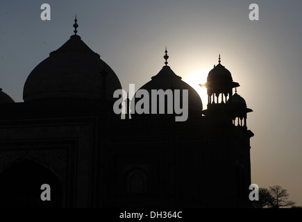 Drei Kuppeln der Moschee gegen das Licht, Taj Mahal, Agra, Uttar Pradesh, Indien, Asien Stockfoto