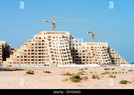 Neue Wohnung-Wohngebäude im Bau auf Al Marjan Island in Ras al Khaimah, Vereinigte Arabische Emirate VAE Stockfoto