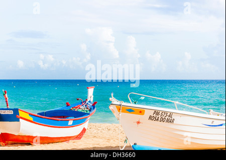 traditionell bemalten Fischerboote am Strand von Armacao de Pera, Algarve, portugal Stockfoto