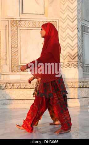 Zwei indische Frauen in Shalwar Hose an den Taj Mahal, Agra, Uttar Pradesh, Indien, Asien Stockfoto