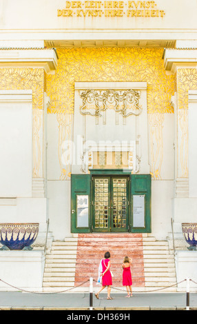 Touristen am Eingang der Wiener Secession, Wien, Österreich, Europa aufzubauen Stockfoto