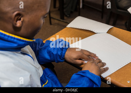 Südafrika, Cape Town. Blinde Studentin Blindenschrift lesen. Schule für Blinde in Athlone. Stockfoto