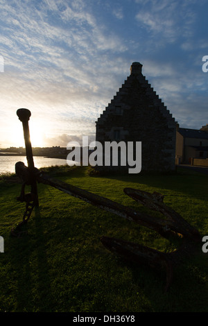 Inseln von Orkney, Schottland. Abenddämmerung Ansicht des späten 17. Jahrhunderts Lagerhaus am Holm auf der Ostseite der Orkney Insel Mainland. Stockfoto