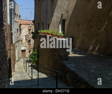 Eine Straßenansicht in der mittelalterlichen Altstadt von Peralada Spanien Stockfoto