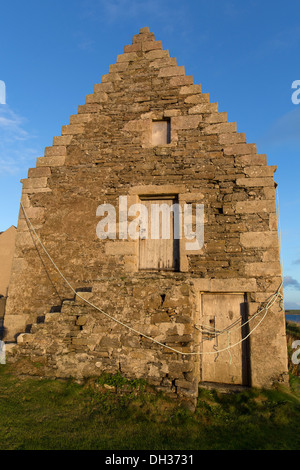 Inseln von Orkney, Schottland. Abenddämmerung Ansicht des späten 17. Jahrhunderts Lagerhaus am Holm auf der Ostseite der Orkney Insel Mainland. Stockfoto