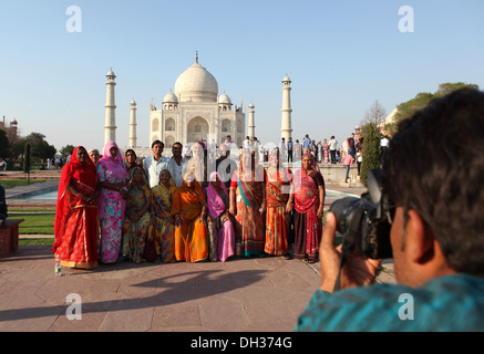 Indische Touristen posieren für ein Foto vor dem Taj Mahal, Agra, Uttar Pradesh, Indien, Asien Stockfoto