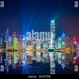 Hong Kong Skyline am Victoria Harbour. Stockfoto