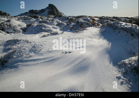 Haytor in Schneeverhältnissen, Dartmoor National Park, Devon, Großbritannien. Stockfoto