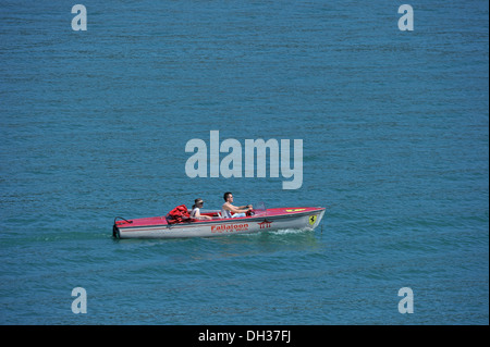 ein paar machen Sie einen Ausflug auf dem See von der beliebten Ferienort Velden bin Wörthersee in Österreich Stockfoto