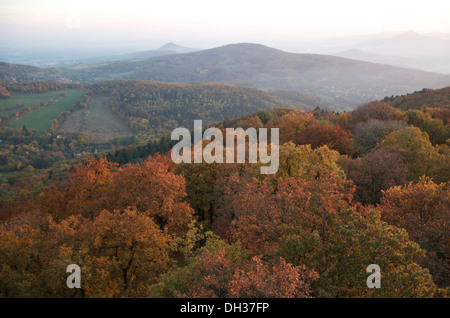 Herbst Hügel aus Varhošť Aussichtsturm, České Středohoří, Tschechische Republik Stockfoto