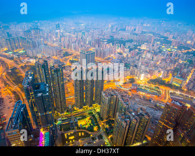 Hong Kong Stadtbild mit dunstigen Himmel im Stadtteil Kowloon. Stockfoto