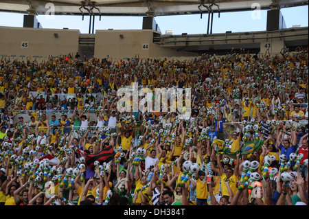Fans im Stadion vor Ort. Brasilien V England Fußball-match, Maracana-Stadion, Rio De Janeiro, Brasilien. 2. Juni 2013. Stockfoto