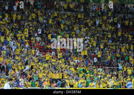 Lokalen Brasilien-Fans im Stadion. Brasilien V Japan, FIFA Konföderationen-Pokal, Gruppe übereinstimmen, Mane Garrincha Nationalstadion, Brasilien Stockfoto