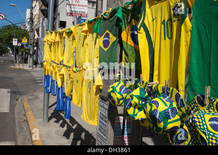 Brasilien-Fußball-Trikots und Shorts in nationale Fußball-Fußball-Farben für den Verkauf auf einer Straße vor einem Spiel, Fortaleza, Brasilien Stockfoto