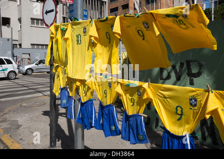 Brasilien-Fußball-Trikots und Shorts in nationale Fußball-Fußball-Farben für den Verkauf auf einer Straße vor einem Spiel, Fortaleza, Brasilien Stockfoto