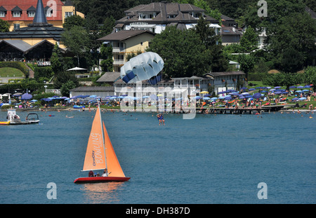 Ein Blick auf den See von der beliebten Ferienort Velden bin Wörthersee in Österreich Stockfoto