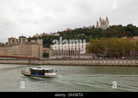 Ein Blick auf die Basilika Notre-Dame de Fourvière von der Rhone mit dem Palais de justice Historique de Lyon unter Stockfoto