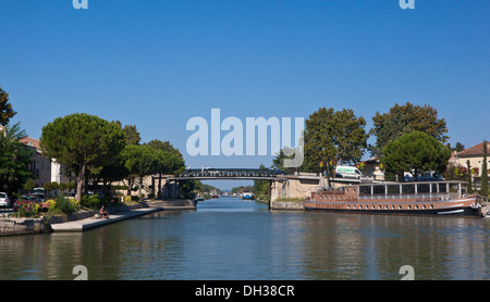 Ein paar der Fischer am Ufer des Canal du Rhône in Aigues-Mortes in der Camargue-Region von Frankreich Stockfoto