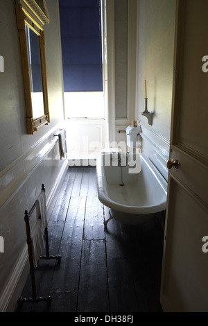 Alten Stil Badezimmer mit Holzdielen, England, Vereinigtes Königreich Stockfoto