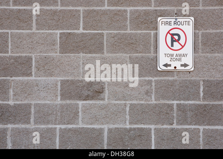 Route Feuerzeichen auf Zement Blockwand Stockfoto